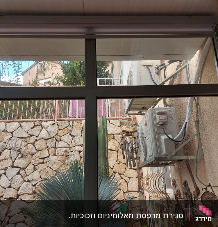 מסגרת אלומיניום של חלון עם נוף חיצוני